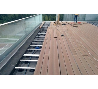 Эксплуатируемая кровля с покрытием из ДПК на регулируемых опорах