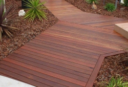 Садовые дорожки из ДПК: эстетика и практичность